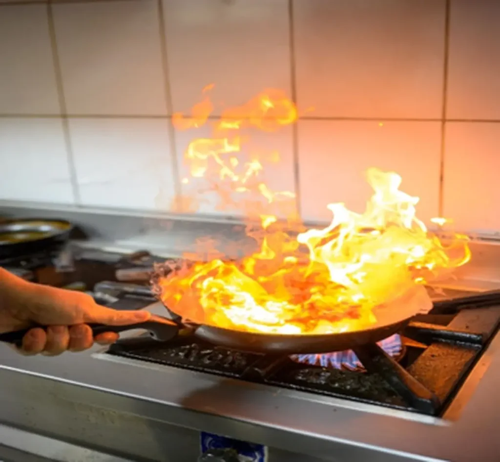 Hapjespan pfas vrij op het gasfornuis met vlammen tijdens het bakken